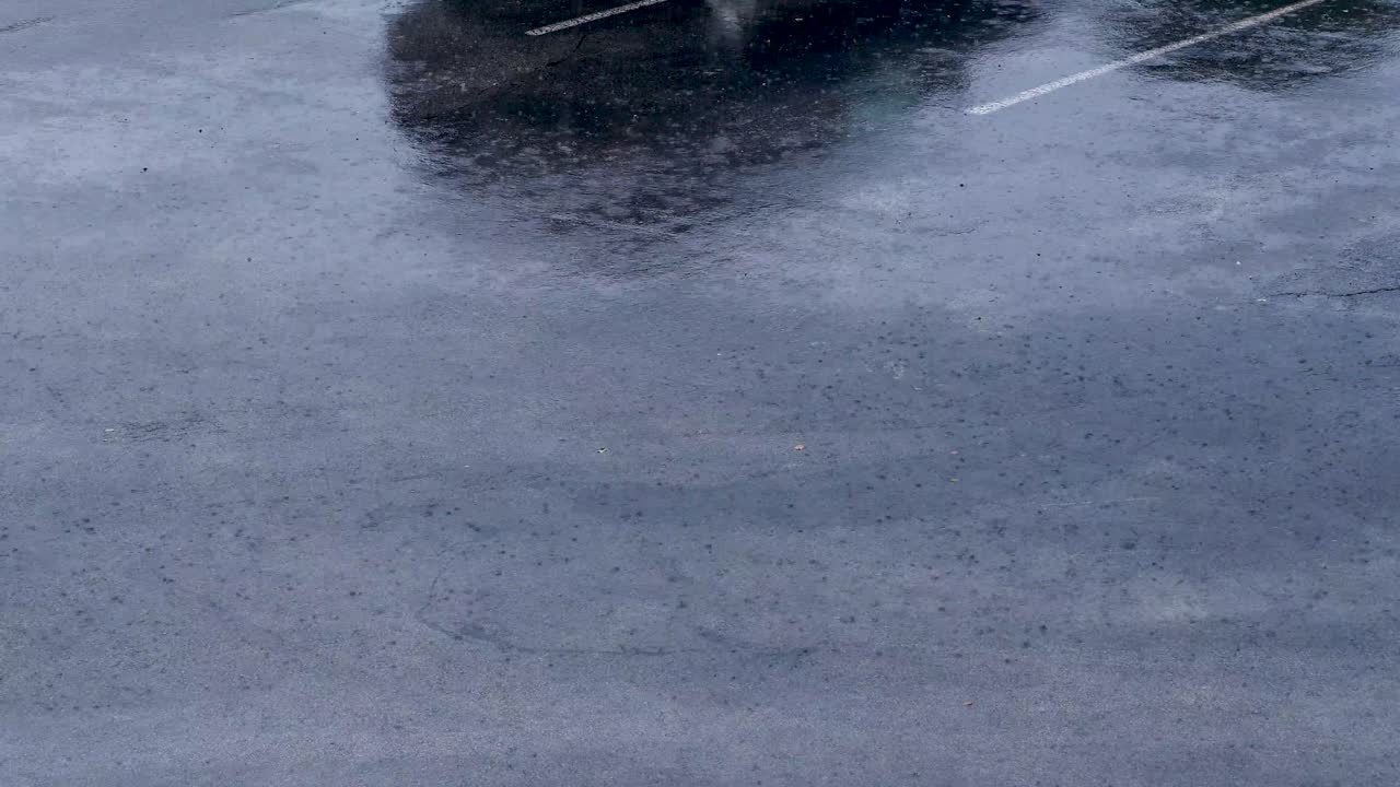 lluvia que fluye en el estacionamiento