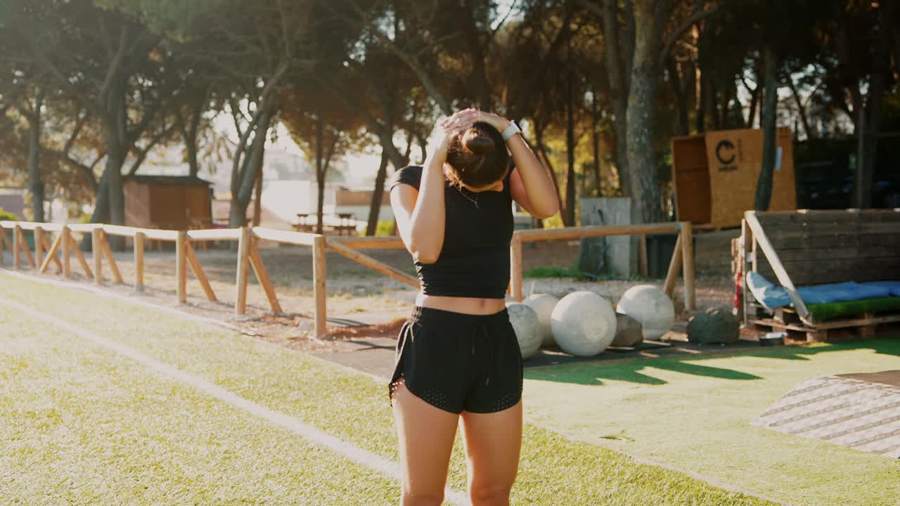 mujer haciendo ejercicio al aire libre