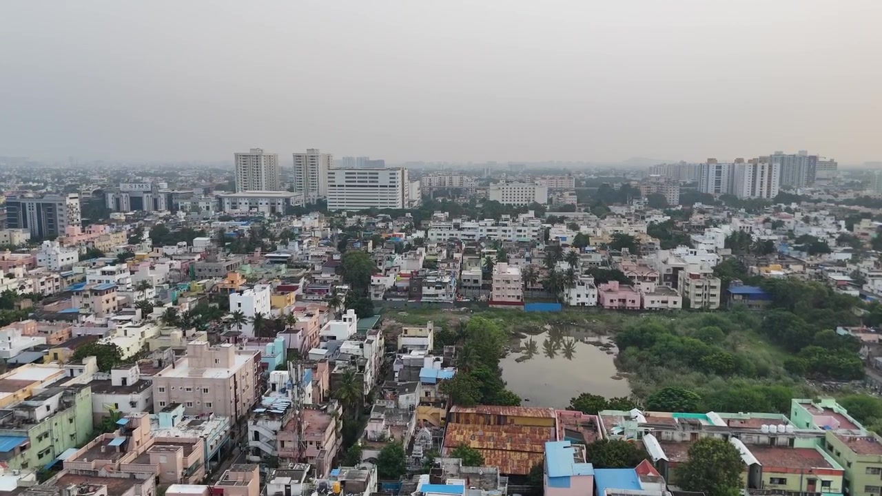 Ampie riprese drone che mostrano il paesaggio urbano di Vadapalani