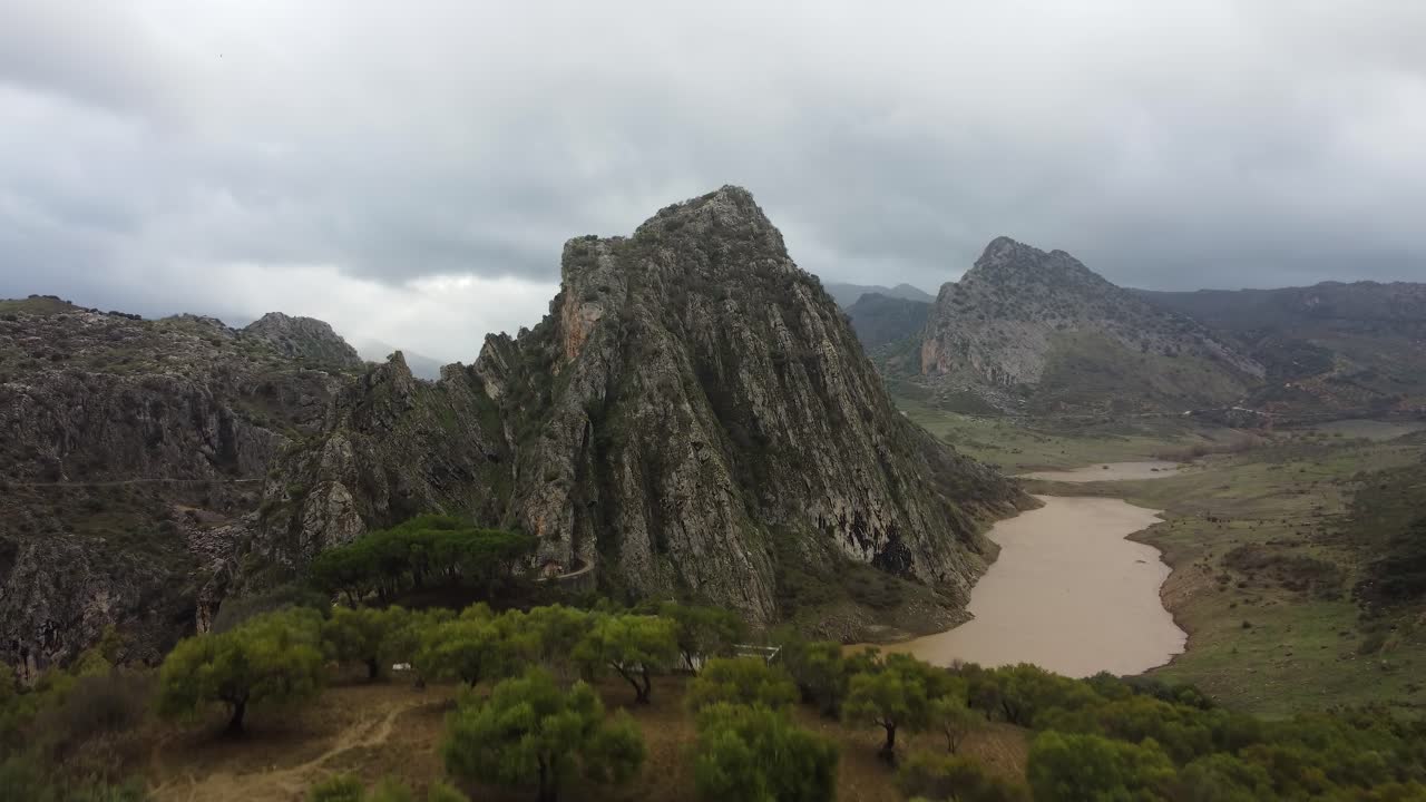 montañas rocosas y humedales en estepona, españa, vista aérea