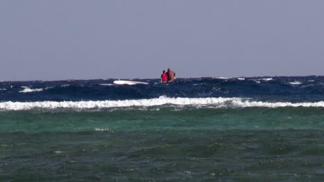 barco en olas más allá del arrecife