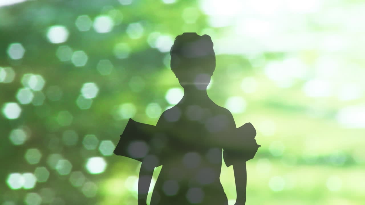 녹색 배경에 있는 밝은 반점 위에 수영 선수의 실루의 애니메이션