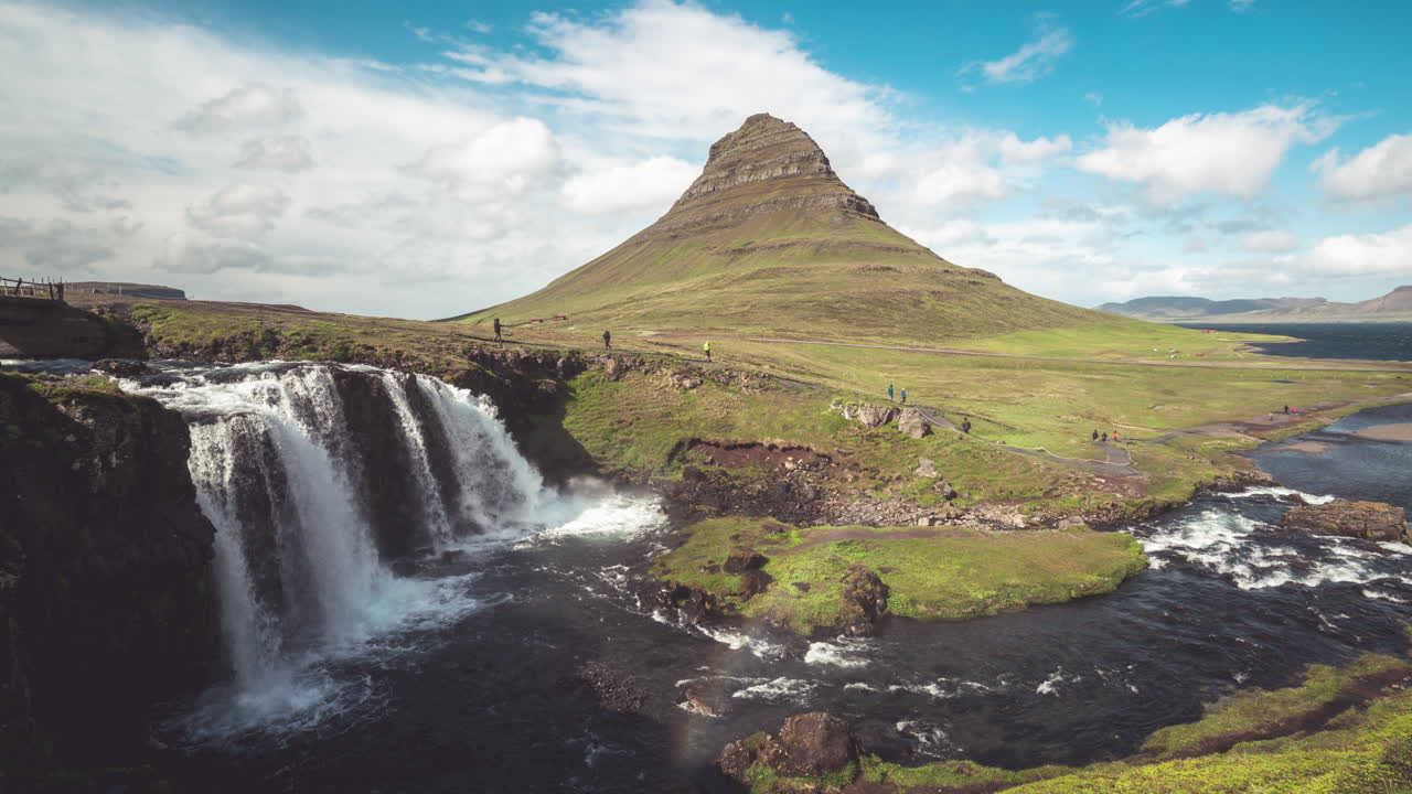 imágenes en lapso de tiempo del paisaje montañoso de kirkjufell en el verano de islandia.