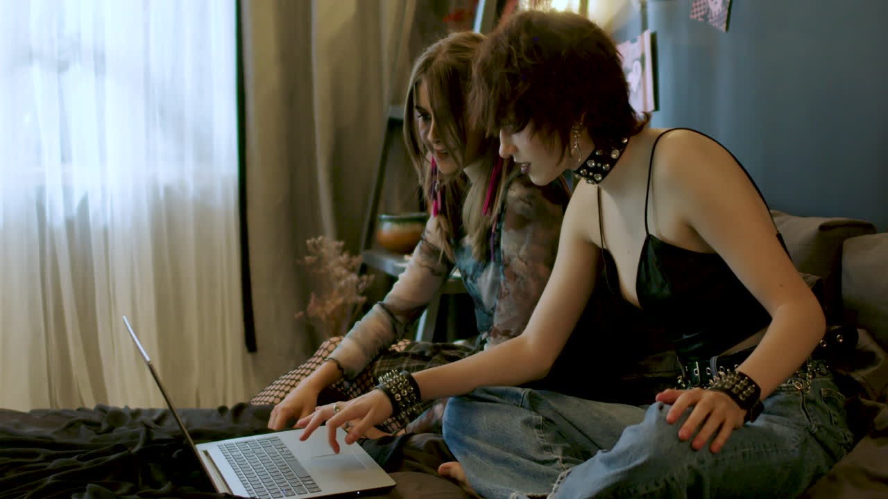 друзья в спальне