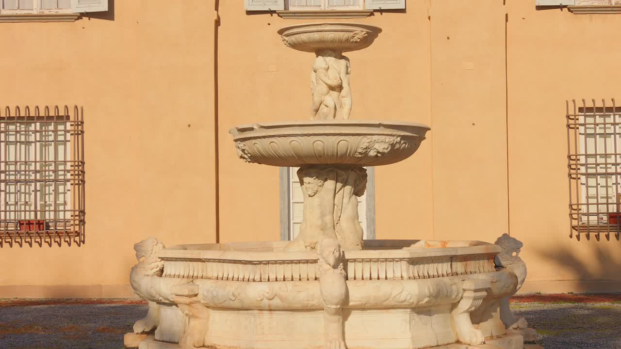 Fontana in stile rinascimentale nel cortile di Villa del Principe a Genova, Italia.