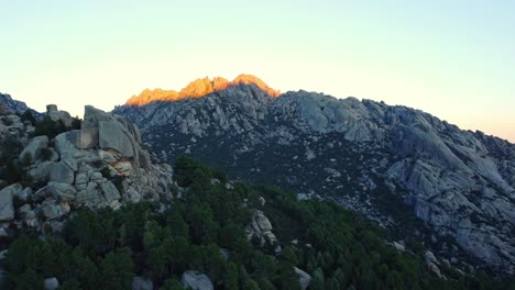 Picos-Montañosos-Y-Bosques-Contra-El-Cielo-Del-Atardecer.