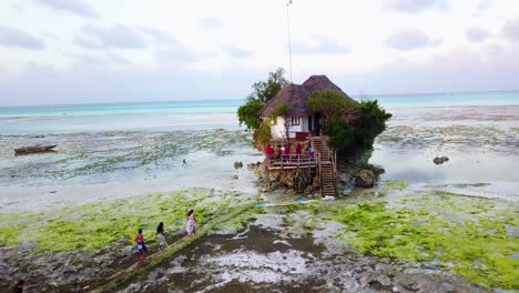 una pequeña choza restaurante o bar en una playa cerca de stonetown zanzibar africa 3