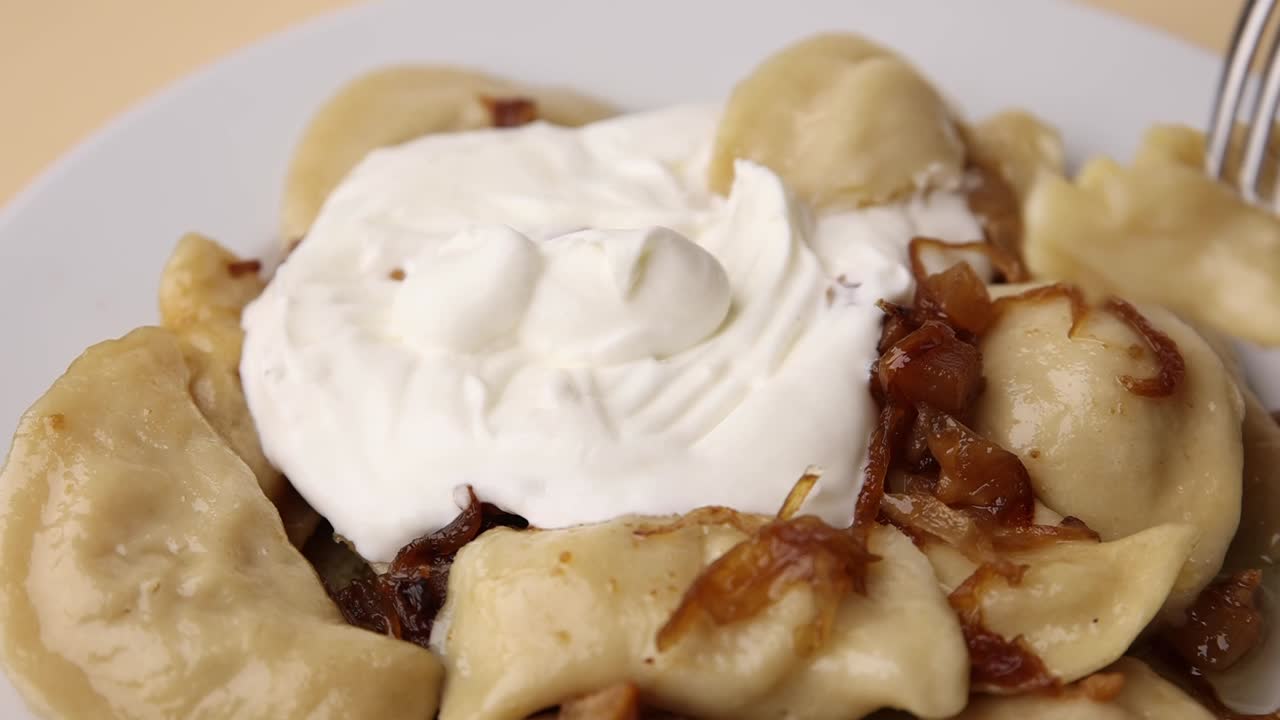Pierogi con panna acida e cipolle caramellate