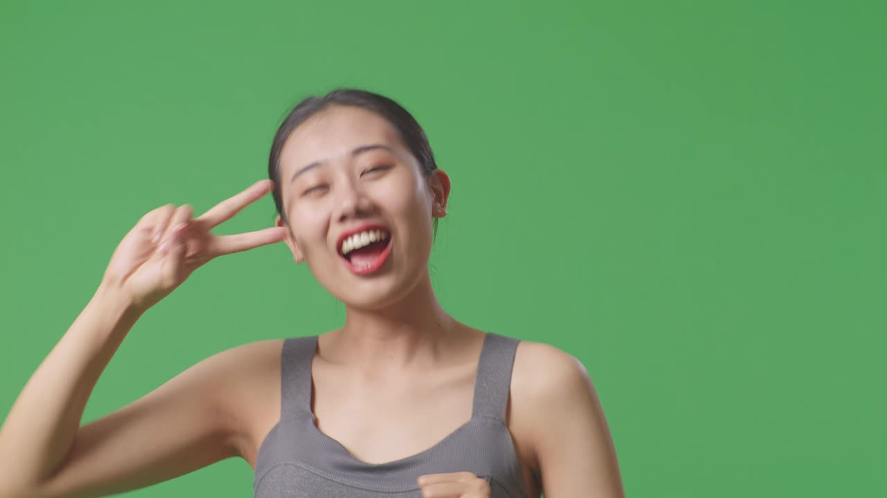 기과 행복을 표현하는 여자