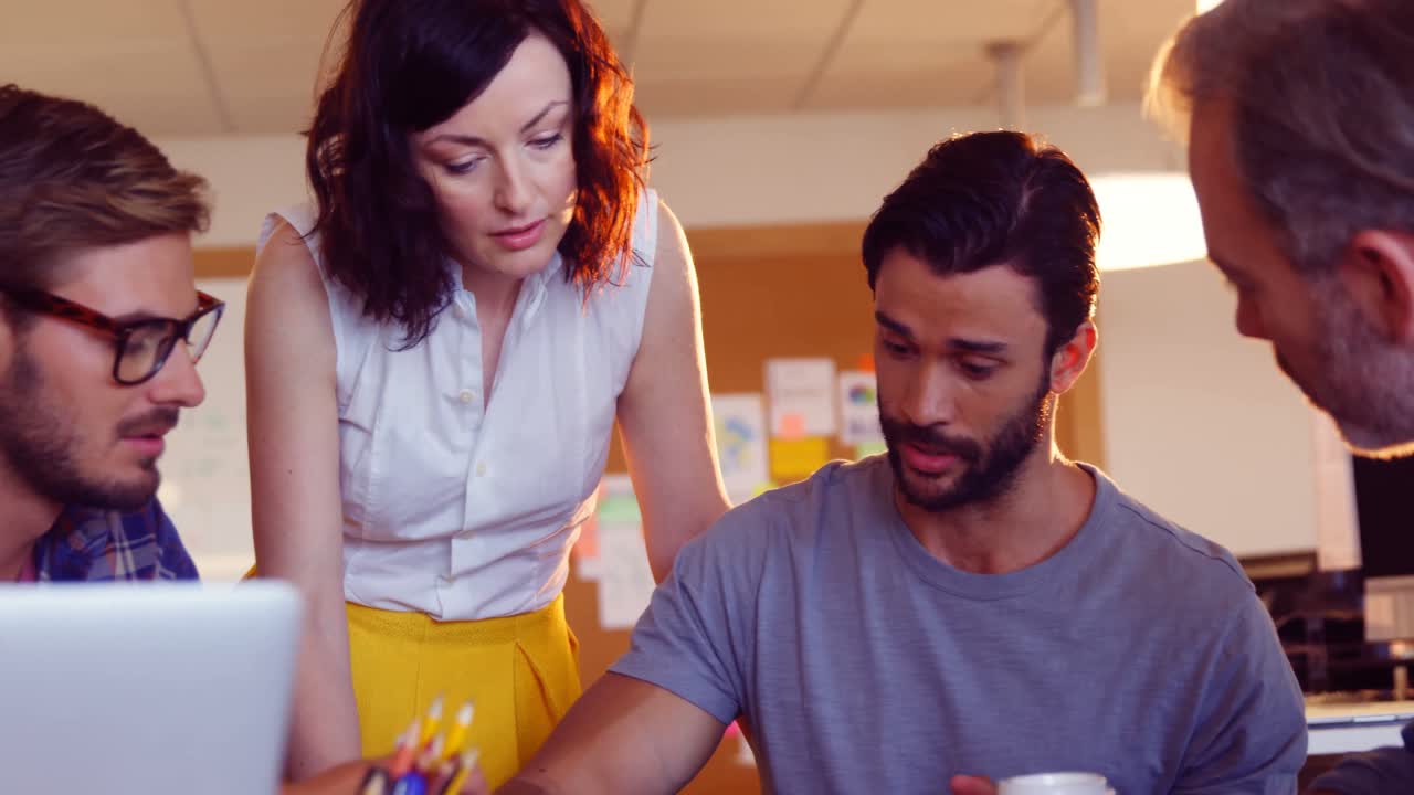 colegas de negocios interactuando entre sí en la reunión