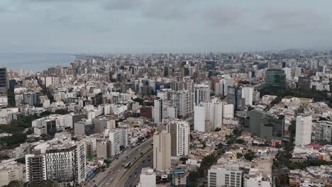 imágenes aéreas de drones de lima, la capital de perú en américa del sur, mireflores barranca.