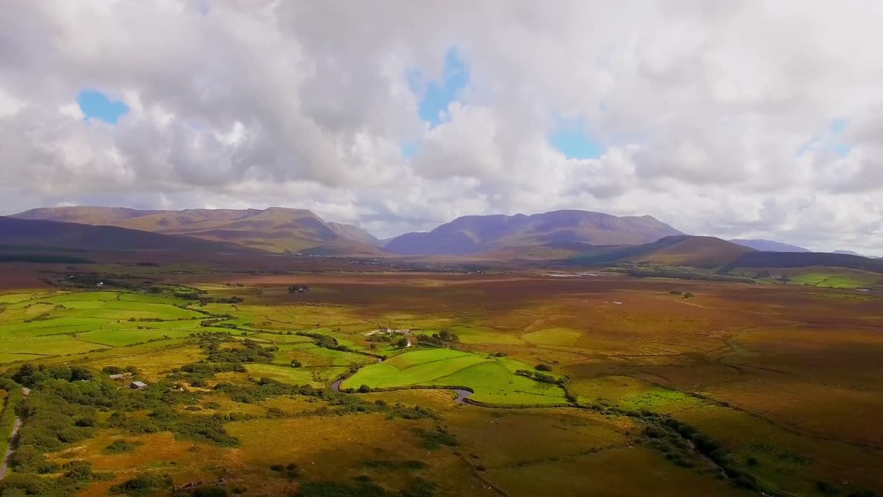 Veduta di splendide montagne e paesaggio 4k