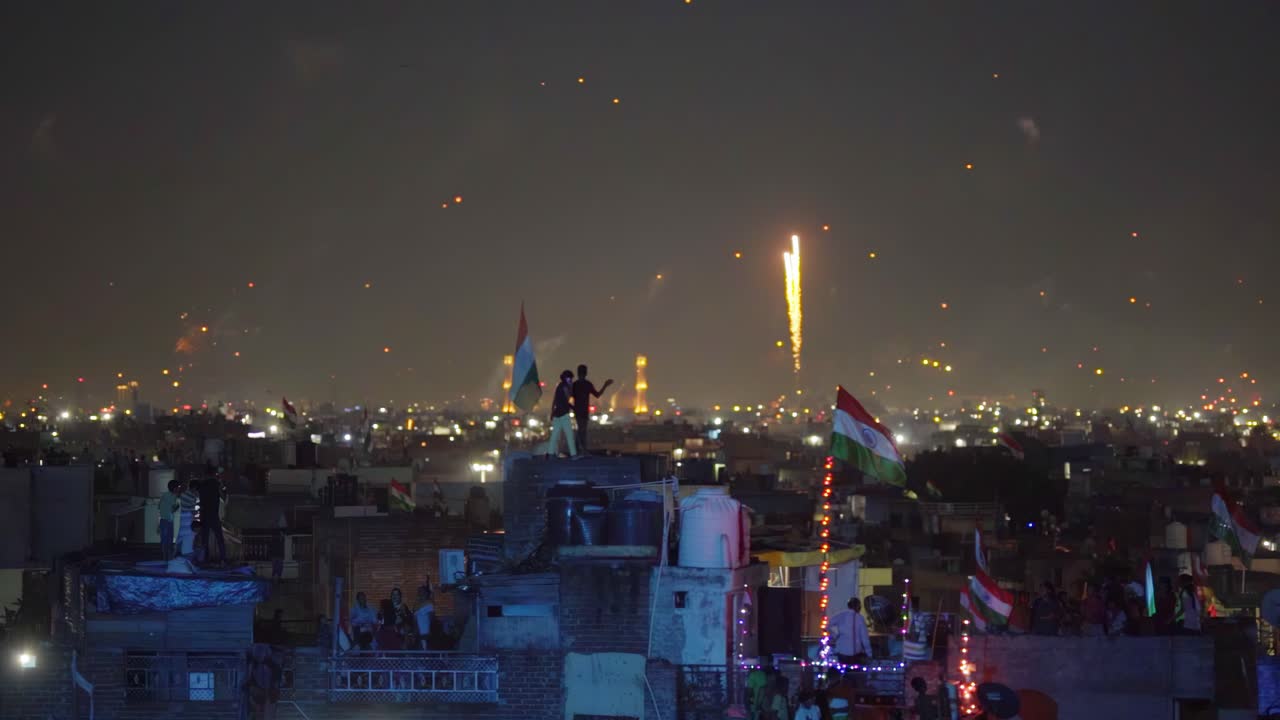 인도인 들 이 인도 축제 인 디발리 를 축하 하고 있다