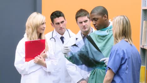 imágenes de un equipo médico estudiando una radiografía en un hospital
