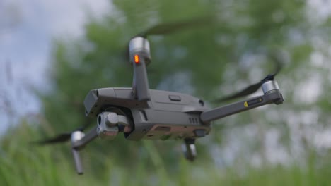 avión no tripulado en vuelo sobre un campo de hierba