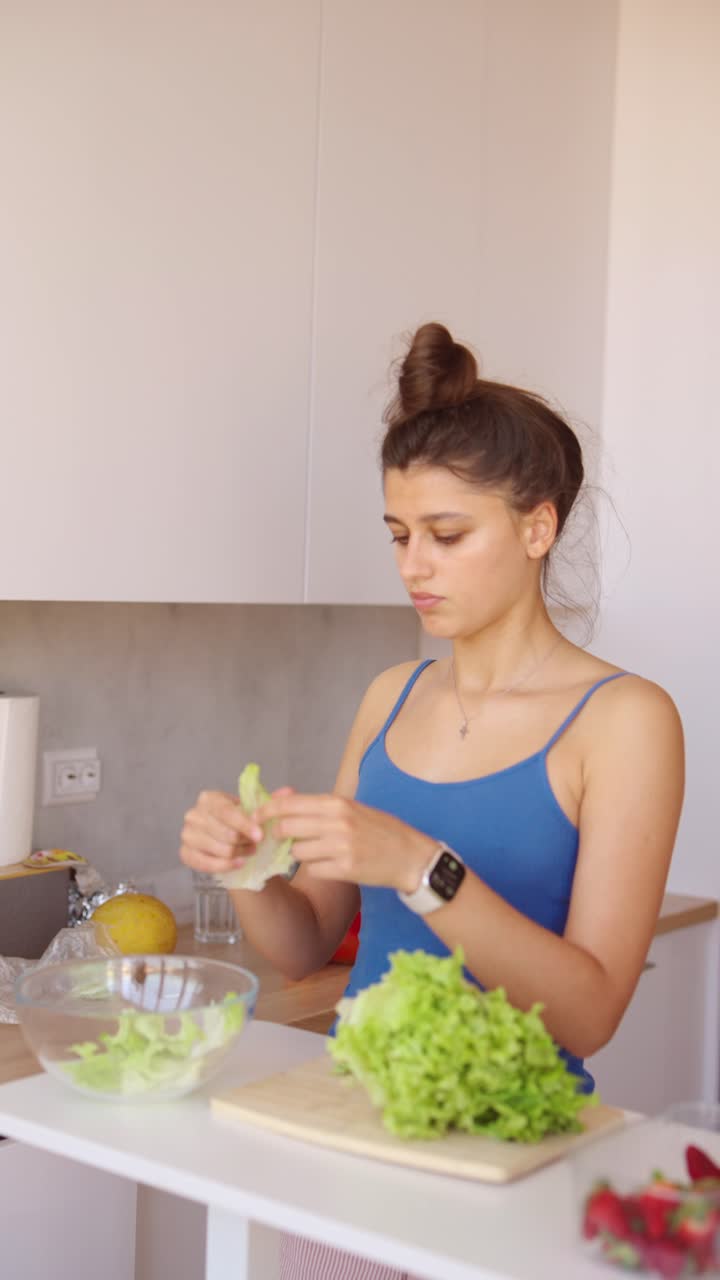 mulher preparando uma salada em uma cozinha
