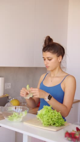 mujer preparando una ensalada en una cocina