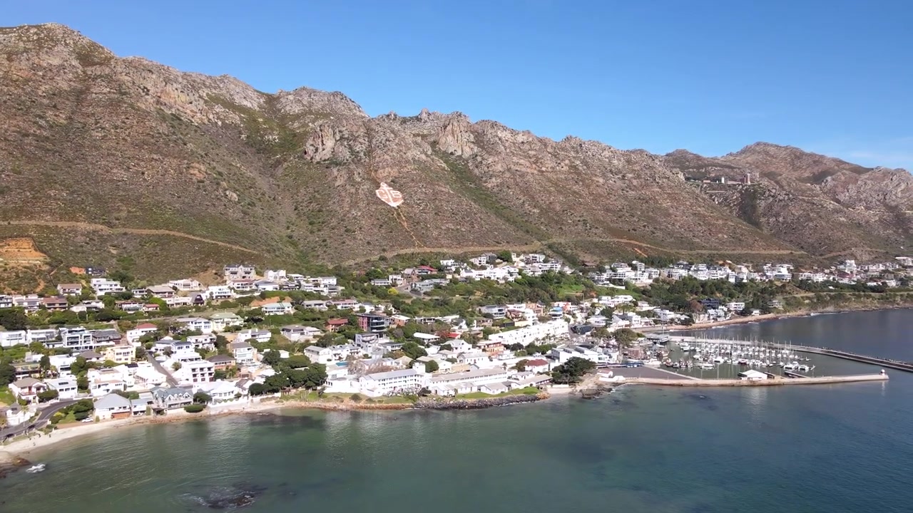 Suggestiva città portuale di Gordon's Bay con marina che si affaccia su False Bay. Vista drone