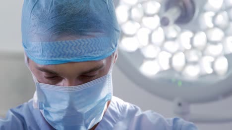 profesionales médicos que trabajan en un hospital