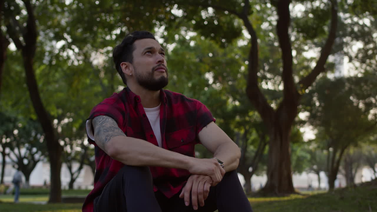 hombre sentado en un parque