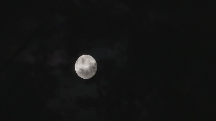 Time-lapse da lua cheia movendo-se entre as nuvens na noite escura, Conceito Místico.