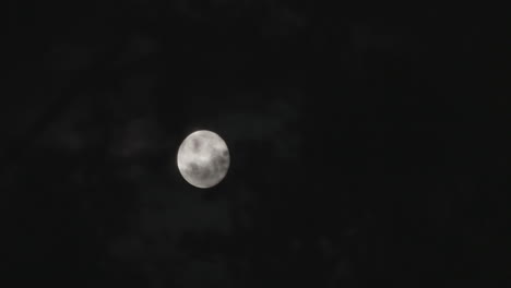 lapso de tiempo de luna llena moviéndose a través de las nubes en la noche oscura, concepto místico