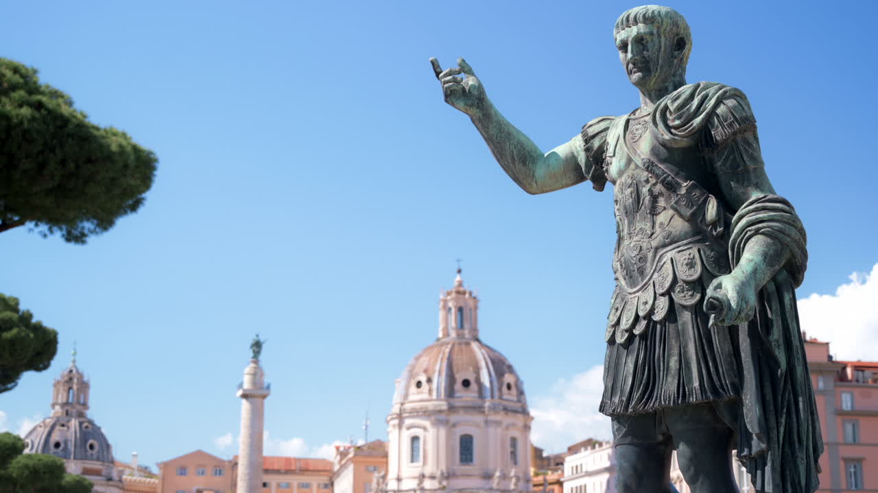 Roma, Italia - 16 giugno 2022: la statua di Giulio Cesare con la città sullo sfondo