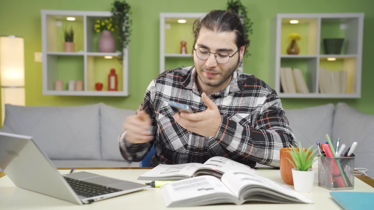 al oír malas noticias por teléfono, el adolescente se enoja.