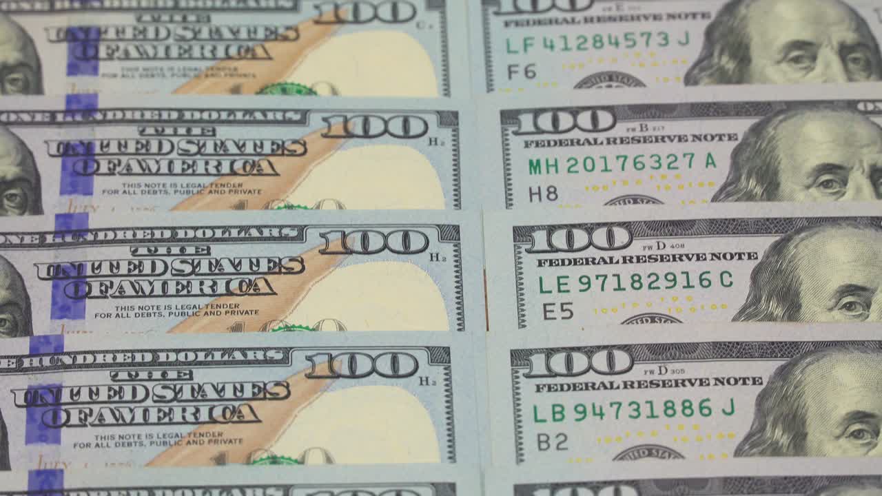 많은 달러, 달러, 달러 클로즈업: 카메라가 똑같이 배치된 지폐 위에서 니다.