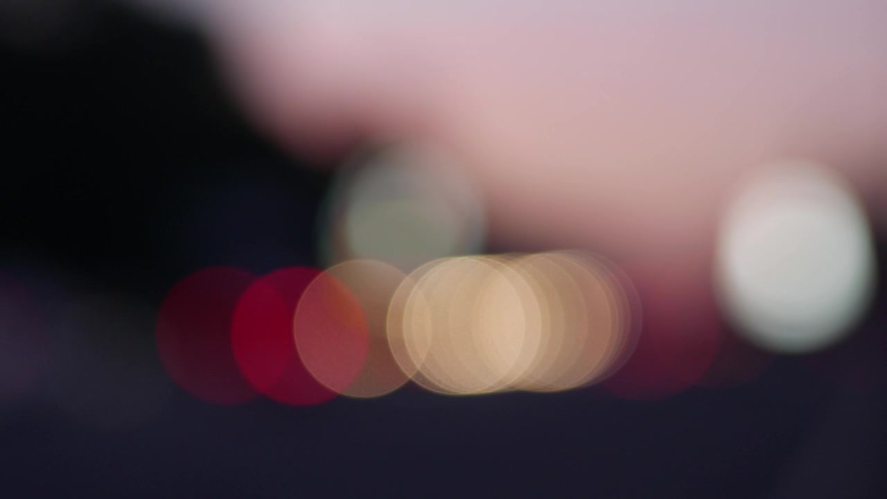 Luci bokeh astratte in movimento al crepuscolo