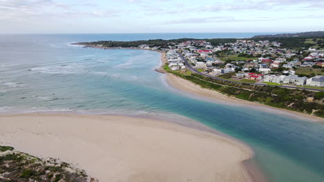 Río-Estuario-Goukou-Que-Desemboca-En-El-Océano-Índico-En-Stillbaai,-Inclinación-Aérea