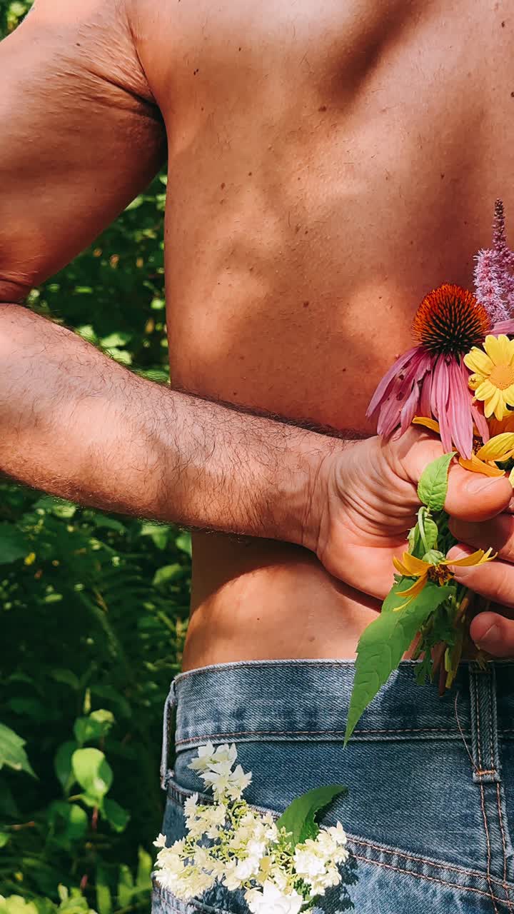 허리에 꽃을 들고 있는 남자