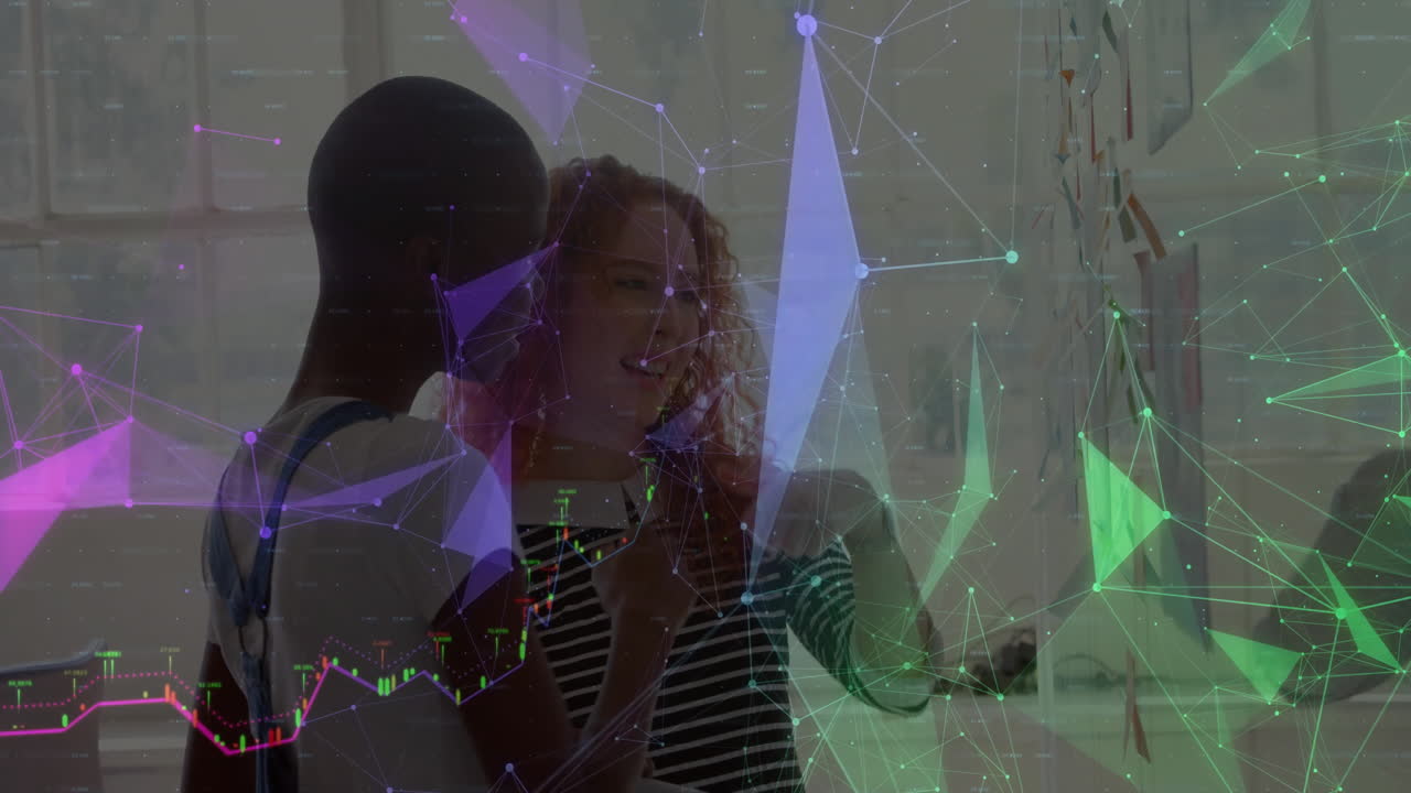 animación de puntos conectados iluminados y diversas colegas femeninas que hacen lluvia de ideas sobre notas adhesivas