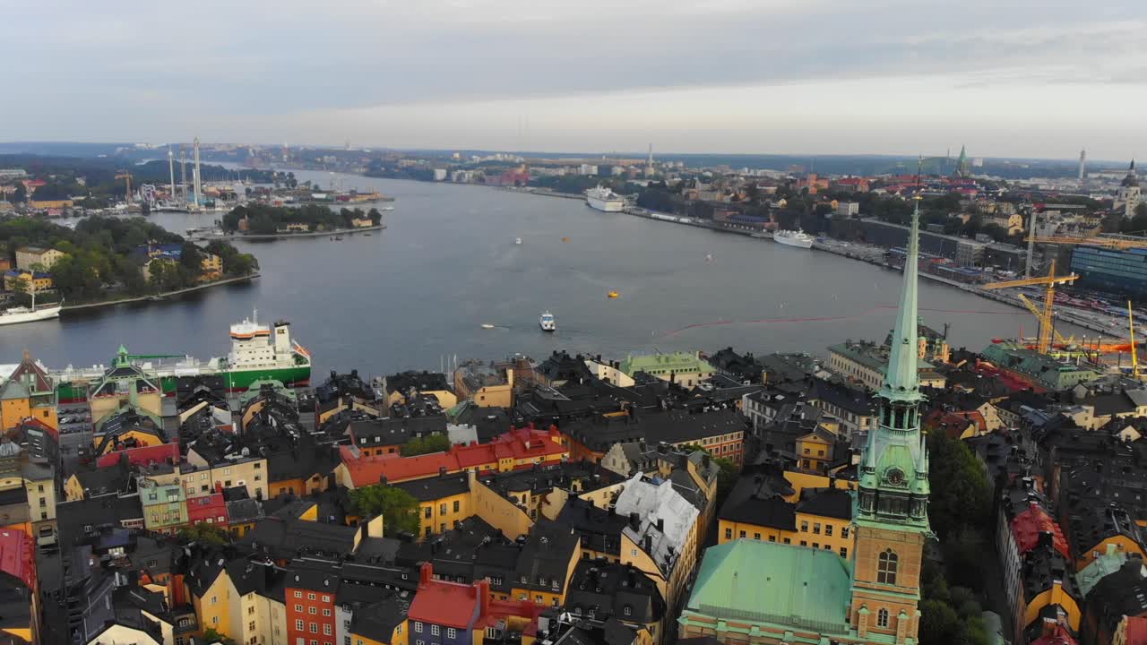 disparo de un dron desde estocolmo sobre gamla stan