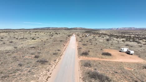 Fliegen-über-Asphaltstraße-Durch-Trockene-Wüstenlandschaft-In-Sedona,-Arizona,-Usa