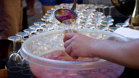 persona empobreciendo jugo sabroso con frutas frescas en vaso durante la ocasión