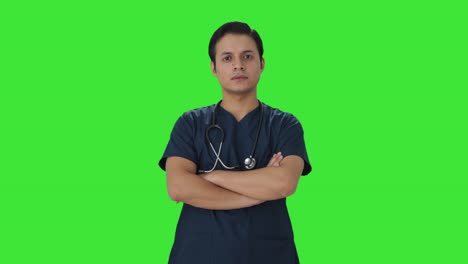 Retrato-De-Pantalla-Verde-Médico-Indio-Confiado