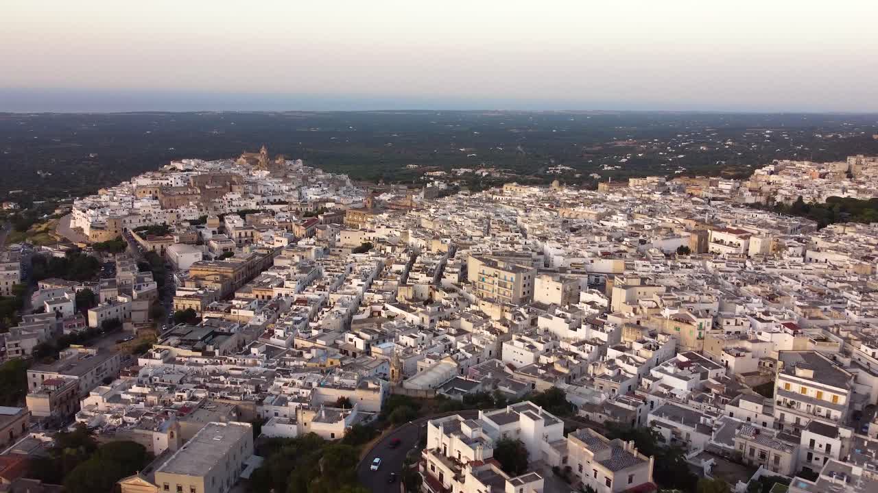 imágenes aéreas de drones de ostuni - la citta bianca, puglia, italia al atardecer