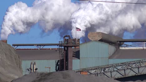 el calentamiento global es sugerido por tomas de una fábrica de acero que arroja humo al aire 2