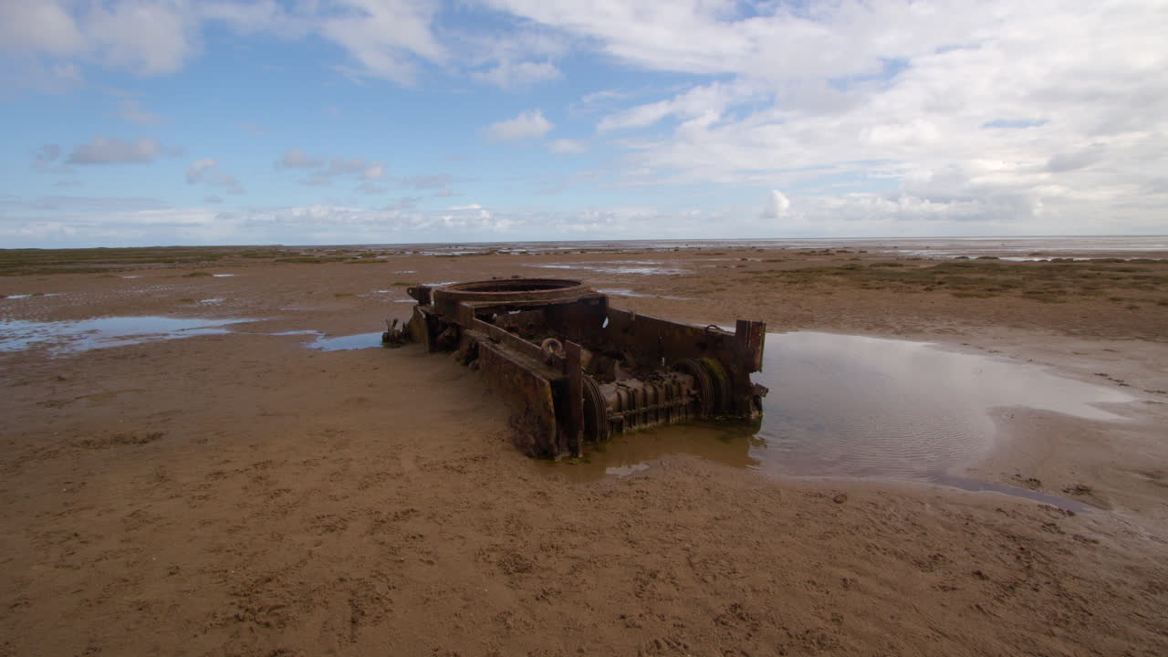 Inquadratura molto ampia del carro armato sulla spiaggia
