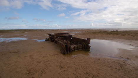 Extraweite-Aufnahme-Des-Panzers-Am-Strand