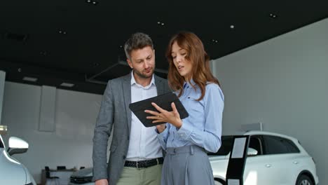 cliente discutiendo la compra de un automóvil en el concesionario