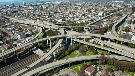 Toma-Aérea-Del-Cruce-Del-área-De-La-Bahía-En-Oakland-Que-Va-A-La-Autopista-I-80-De-San-Francisco