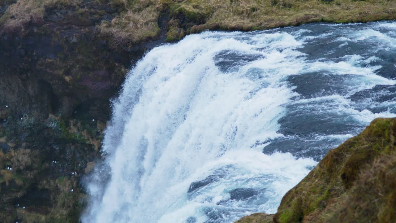 vista superior de la cascada de skogafoss con agua cayendo desde el borde