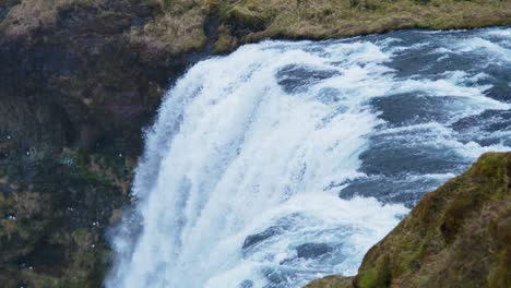 Vista-Superior-De-La-Cascada-De-Skogafoss-Con-Agua-Cayendo-Desde-El-Borde