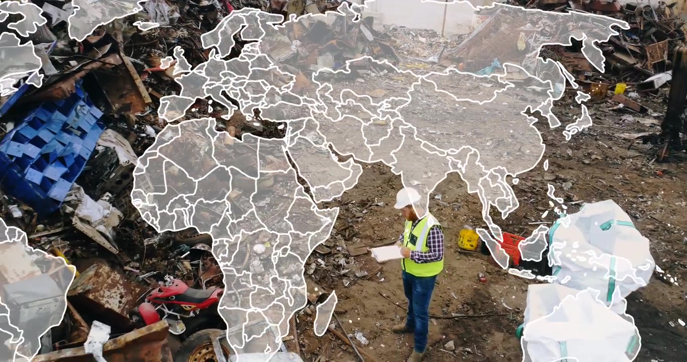 Animación de un mapa mundial sobre un trabajador caucásico de desguace de coches