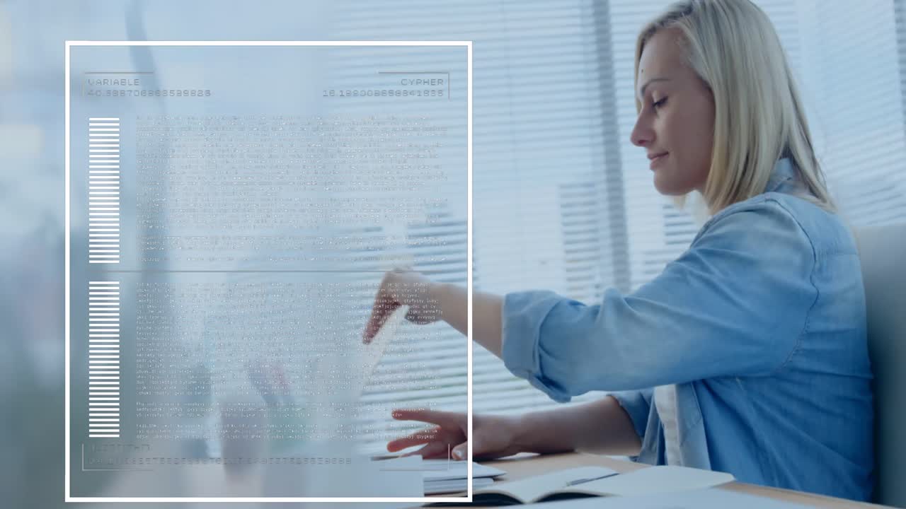 animación del lenguaje informático, números, barras de carga, mujer caucásica trabajando en una computadora portátil en la oficina