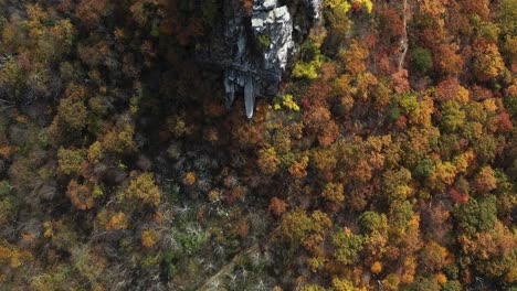 Una-Vista-De-Pájaro-De-Big-Schloss,-Una-Formación-Rocosa-En-La-Gran-Montaña-Del-Norte,-La-Frontera-Entre-Virginia-Y-Virginia-Occidental,-En-Otoño