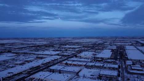 Winterindustriegebiet-Unter-Einem-Dunkelblauen-Himmel