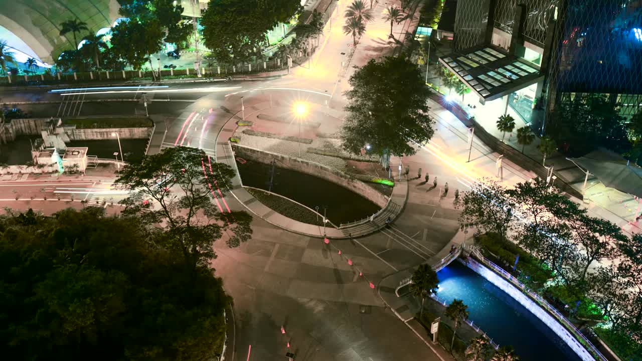 자카르타, 인도네시아, 2017년 11월 23일: 인도네시아 자카르 타의 고속도로 순환 교차로 영상에서 공중. 4k 해상도로 촬영